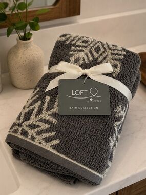 New LOFT Hand towels Set of 2 Snowflakes